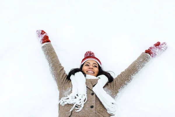 雪の天使をやっている魅力的なアフリカ系アメリカ人女性 — ストック写真
