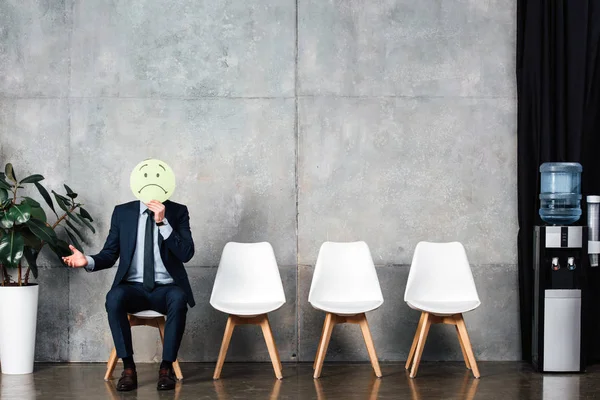 Hombre Negocios Traje Sentado Silla Celebración Tarjeta Con Expresión Cara — Foto de Stock