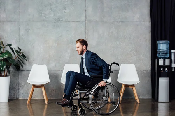 Hombre Negocios Ropa Formal Sentado Silla Ruedas Sala Espera —  Fotos de Stock