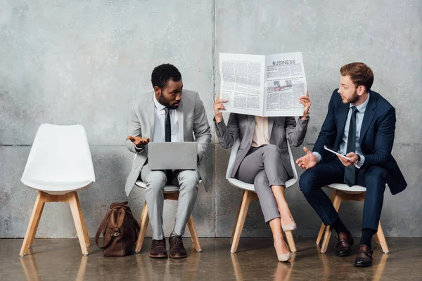 Imprenditori Multietnici Che Leggono Giornali Utilizzano Dispositivi Digitali Sala Attesa — Foto Stock