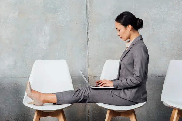 Asiatiska Affärskvinna Formella Slitage Sitter Stolar Och Använder Bärbar Dator — Stockfoto