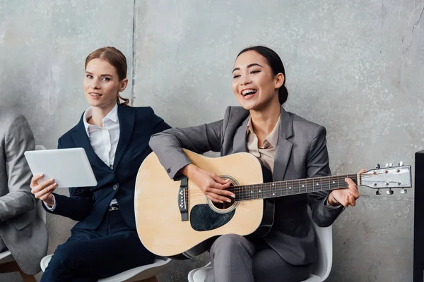 Multi Etnisch Zakenvrouwen Gitaarspelen Digitale Tablet Gebruiken Office — Stockfoto