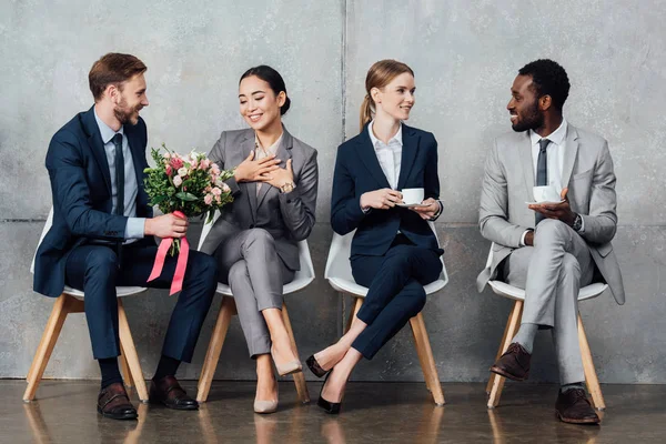 Empresarios Multiétnicos Sentados Con Flores Café Oficina — Foto de Stock