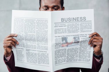 Afro-Amerikan rahat işadamı gazete okuma odaklı