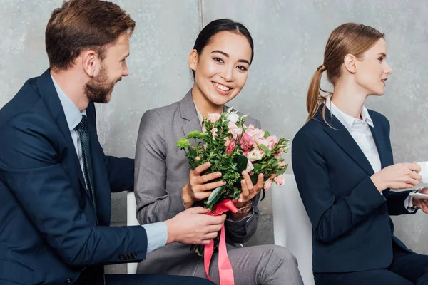 Businessman Presenting Flowers Beautiful Smiling Asian Businesswoman Office — Stock Photo, Image