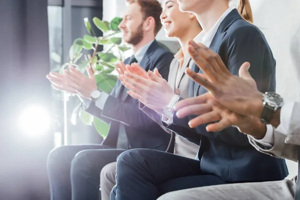 Selektiver Fokus Der Geschäftsleute Die Bei Treffen Mit Gegenlicht Applaudieren — Stockfoto