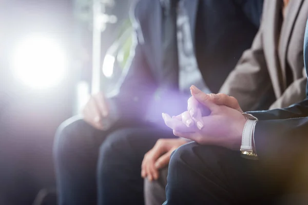 Bijgesneden Weergave Van Zakenvrouw Zittend Met Gevouwen Handen Collega Achtergrond — Stockfoto