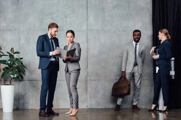 Multi Etnische Ondernemers Formele Dragen Praten Wachten Hall — Stockfoto