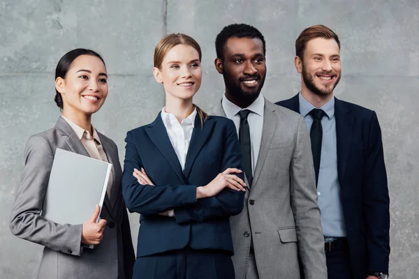 Lächelnde Multiethnische Gruppe Von Geschäftsleuten Formeller Kleidung Posiert Und Schaut — Stockfoto