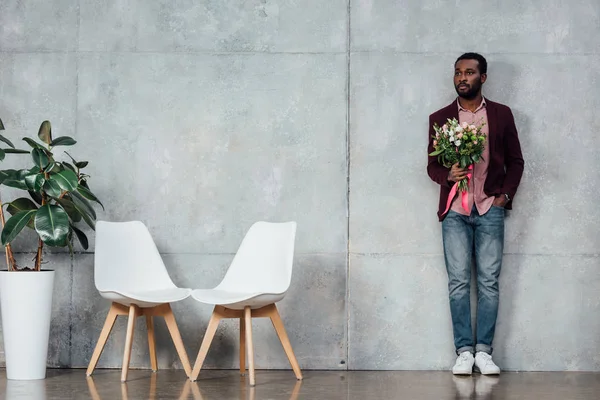 Pria Amerika Tampan Dengan Pakaian Kasual Memegang Bunga Ruang Tunggu — Stok Foto