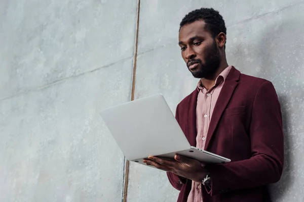 Sério Africano Americano Casual Empresário Usando Laptop Fundo Cinza — Fotografia de Stock