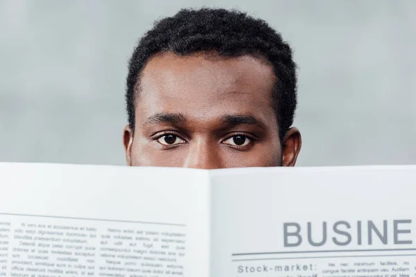 Afro Americano Casual Uomo Affari Tenendo Giornale Davanti Viso Guardando — Foto Stock