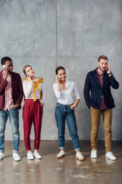 Akıllı Bekleme salonunda konuşurken meşgul çok ırklı rahat iş adamları