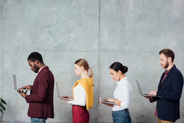 Multietniskt Casual Företagare Använder Bärbara Datorer Väntan Hall — Stockfoto