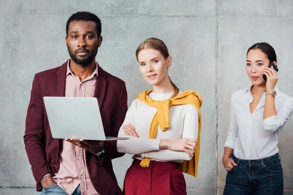 Multiethnische Gelegenheitsunternehmer Benutzen Digitale Geräte Und Blicken Die Kamera Der — Stockfoto