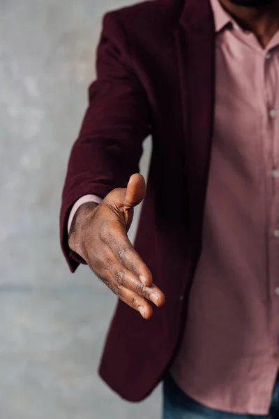 Vista Parcial Del Hombre Americano Extendiendo Mano Para Apretón Manos —  Fotos de Stock