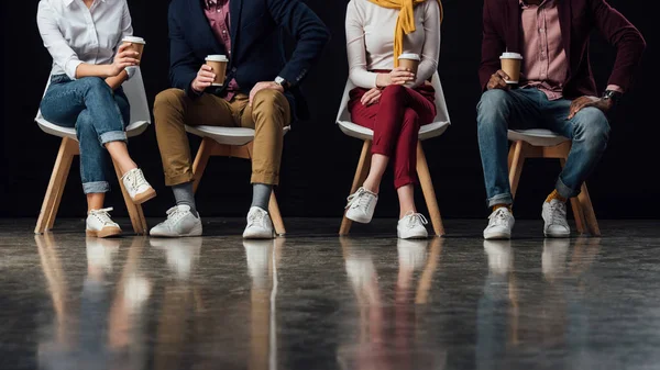 Gitmek Için Rahat Kıyafetler Kahve Ile Sandalyelere Oturan Insanların Görünümünü — Stok fotoğraf