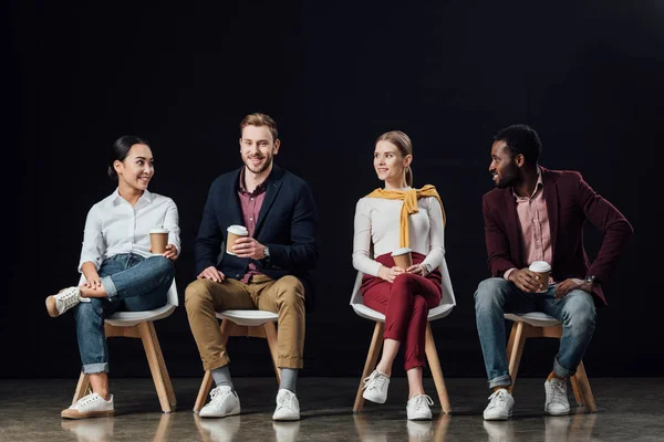 Lächelnde Multiethnische Gruppe Von Menschen Lässiger Kleidung Die Auf Stühlen — Stockfoto
