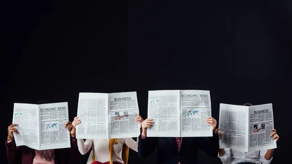 Gruppe Von Gelegenheitsunternehmern Mit Obskuren Gesichtern Die Geschäftszeitungen Isoliert Auf — Stockfoto