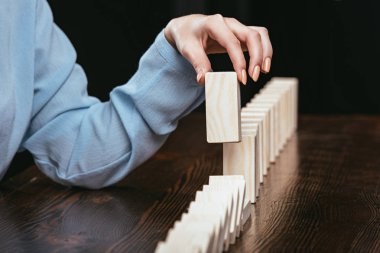 kısmi kadın siyah izole blokların satırdan ahşap tuğla toplama görünümünü