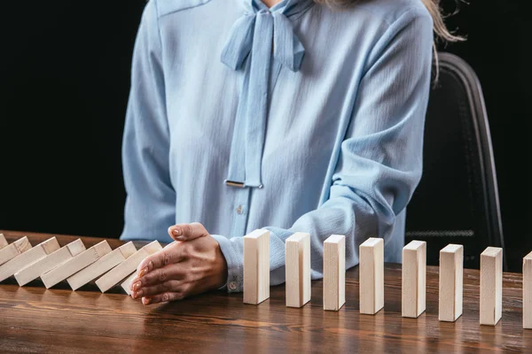 Vista Recortada Mujer Sentada Mesa Evitando Que Los Bloques Madera —  Fotos de Stock