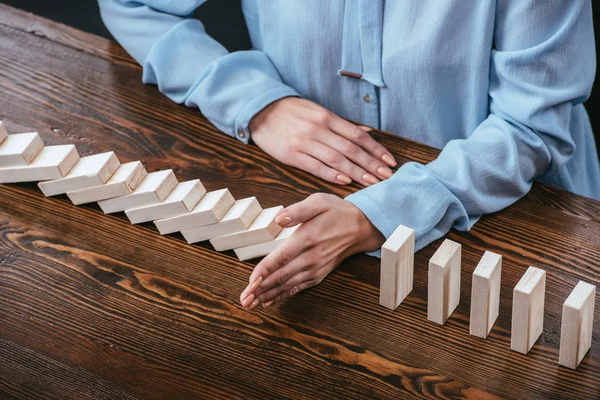 Vista Parcial Mujer Escritorio Evitando Que Los Bloques Madera Caigan — Foto de Stock