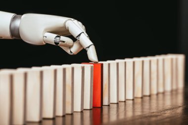 robot el Resepsiyon siyah izole kırmızı ahşap tuğla bloklar satırdan toplama