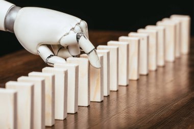 robot el ahşap tuğla bloklar satırdan masanın üzerinde toplama seçici odak