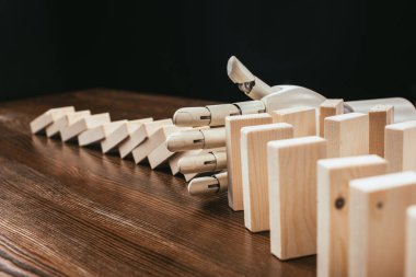 robot el ahşap bloklar siyah izole masa üzerine düşmesini önleme