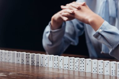 kadının siyah izole domino satır katlanmış elleriyle ile kısmi görünümü