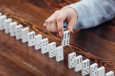 kadın domino satır'ahşap masanın üzerinde toplama görünümünü kırpılmış