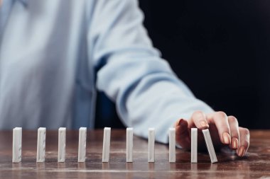 ahşap masanın üzerinde domino satır iterek kadın görünümünü kırpılmış