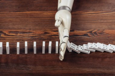 robot el Domino ahşap masanın üstüne düşmesini engelleyen üstten görünüm