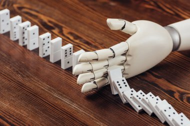 robot el Domino ahşap masanın üstüne düşmesini engelleyen seçici odak