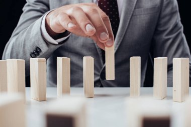 adam ahşap tuğla bloklar satırdan masanın üzerinde toplama görünümünü kapat