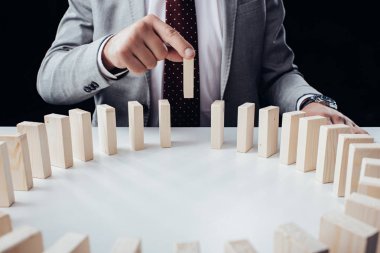 kısmi kopya alanı ile masa üzerinde blok daire ahşap tuğla toplama adam görünümünü