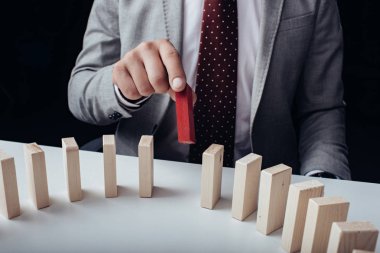 kısmi adam ahşap kırmızı tuğla bloklar satırdan siyah izole Resepsiyon toplama görünümünü