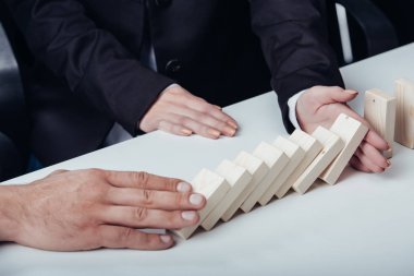 satır düşmesini engelleyen kadın ise ahşap tuğla iterek adamın kırpılmış görünümü