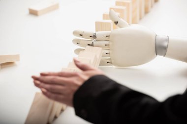 robot el satır düşmesini engelleyen ise ahşap tuğla iterek kadının kırpılmış görünümü