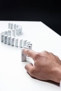adamın beyaz masaya domino satır gösteren kısmi görünümü