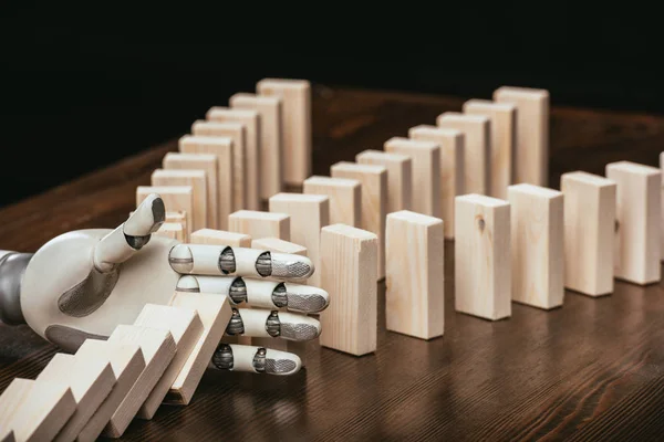 Mano Robótica Evitando Que Los Bloques Madera Caigan Escritorio Aislados — Foto de Stock