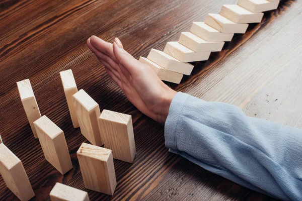 Vista Recortada Mujer Escritorio Evitando Que Los Bloques Madera Caigan — Foto de Stock