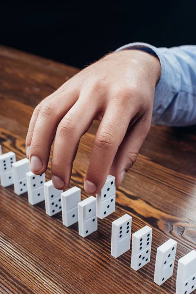 Close Van Man Plukken Domino Uit Rij Houten Bureau — Stockfoto