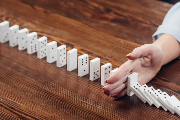 Gedeeltelijke Weergave Van Vrouw Verhinderen Dat Domino Vallen Houten Bureau — Stockfoto