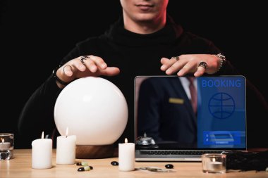 oracle rezervasyon web sitesi ile laptop yakınındaki kırpılmış görünümü ekranda siyah izole 