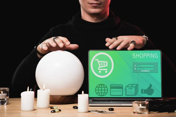 Abgeschnittene Ansicht Von Orakel Der Nähe Von Laptop Mit Shopping — Stockfoto