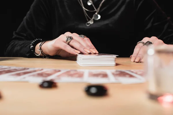 Kadın Medyum Döşeme Tarot Kartları Kehanet Taşları Yakınındaki Seçici Odak — Stok fotoğraf
