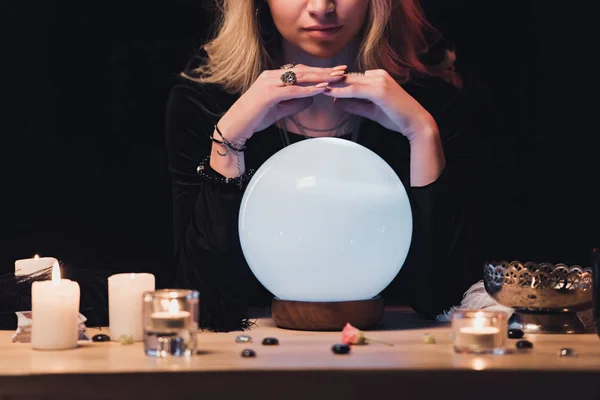 Vista Ritagliata Delle Mani Esoteriche Femminili Sopra Chiromante — Foto Stock