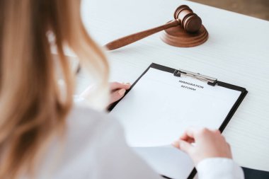 seçici odak belge göçmenlik reformu yazı yakınındaki tokmak ile tutarak Yargıç