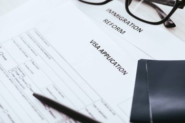 seçici odak belgeleri ile yazı yakın gözlük ve pasaportlar 